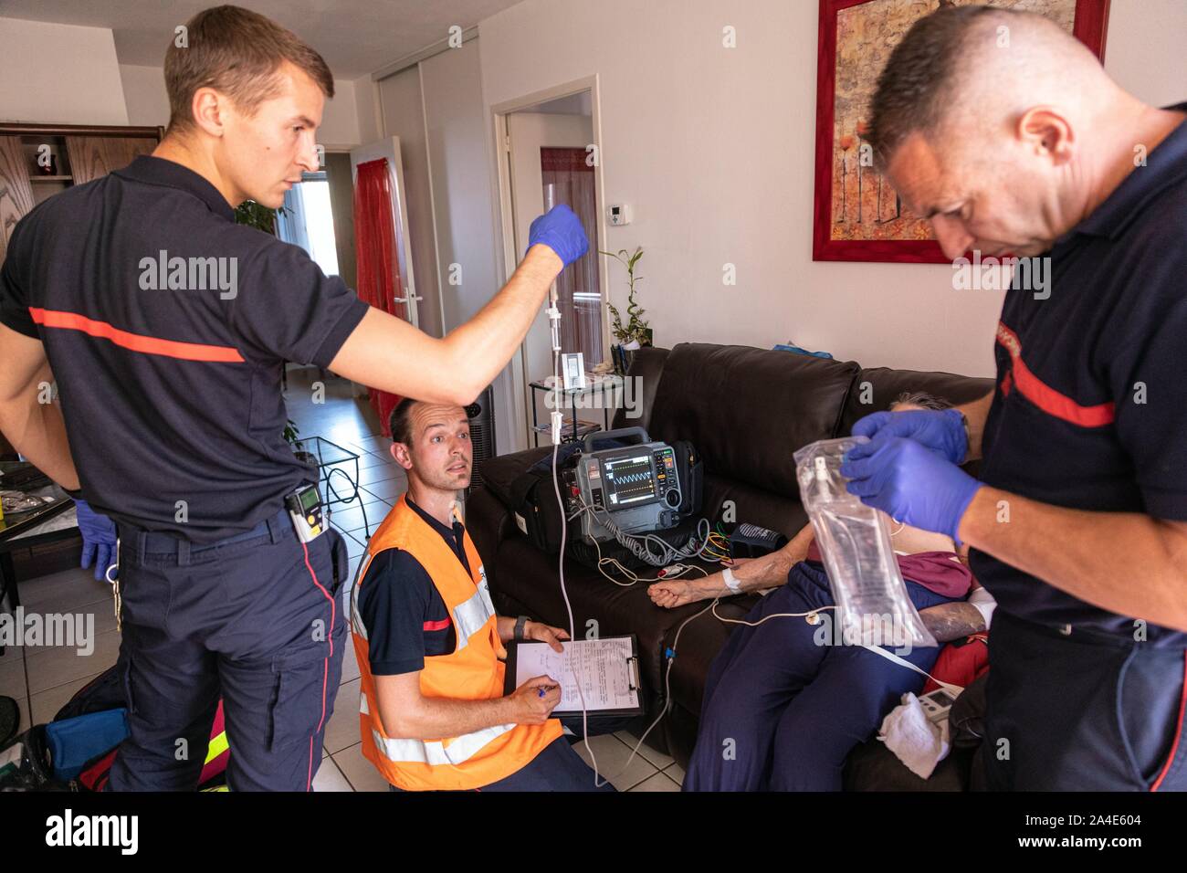 INSERTING AN INTRAVENOUS DRIP, FIREFIGHTERS FROM THE EMERGENCY RESCUE SERVICES IN ROANNE, LOIRE, FRANCE Stock Photo