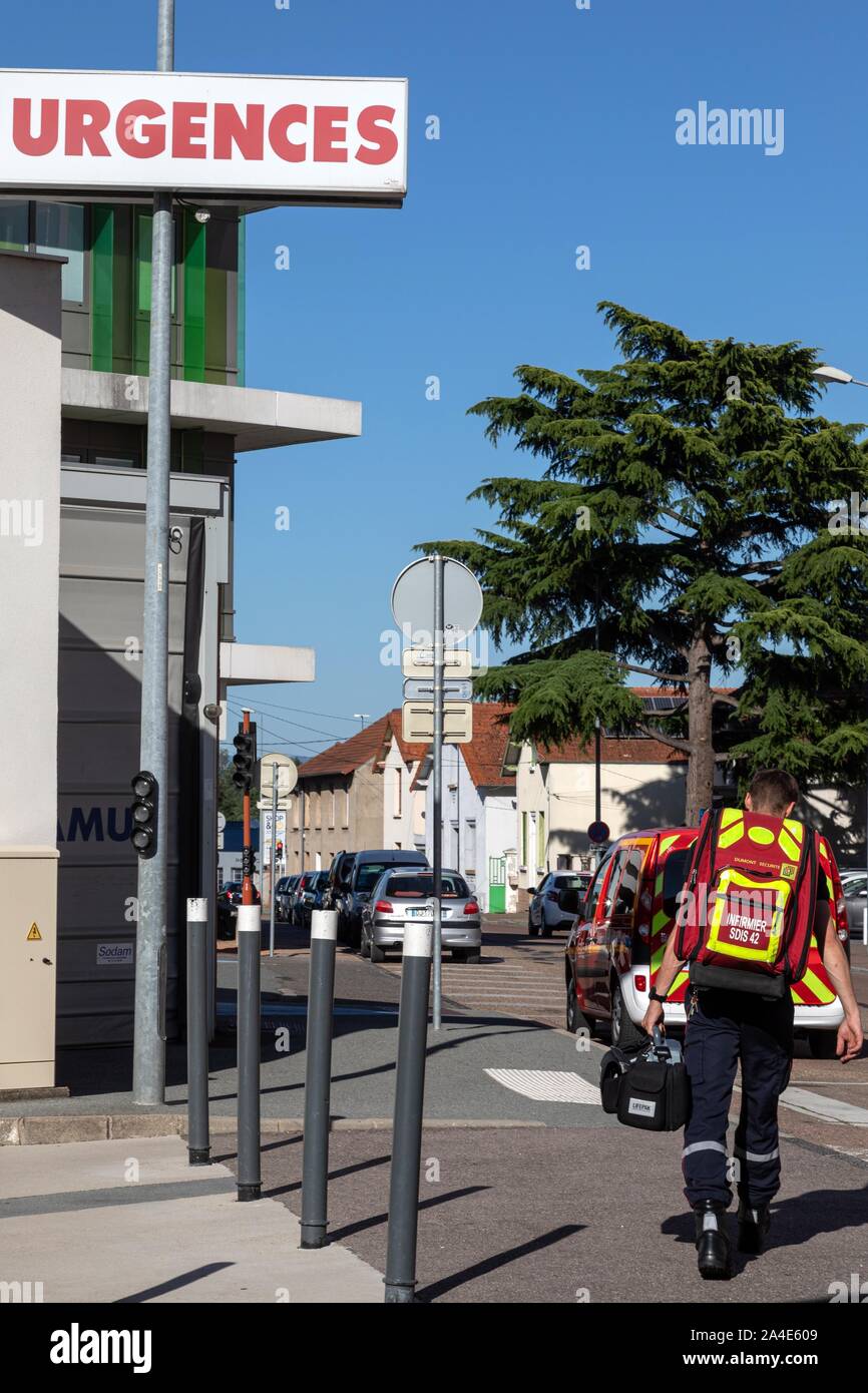 NURSE AT THE EXIT OF THE HOSPITAL'S EMERGENCY ROOM, FIREFIGHTERS FROM THE EMERGENCY RESCUE SERVICES IN ROANNE, LOIRE, FRANCE Stock Photo