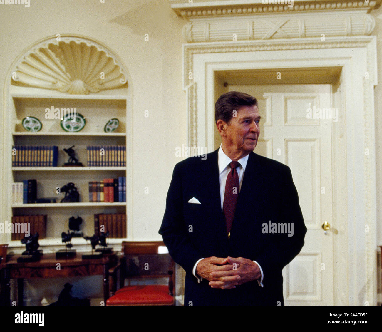 Then President Ronald Reagan in the Oval Office of the White House during his last term, Washington, D.C Stock Photo