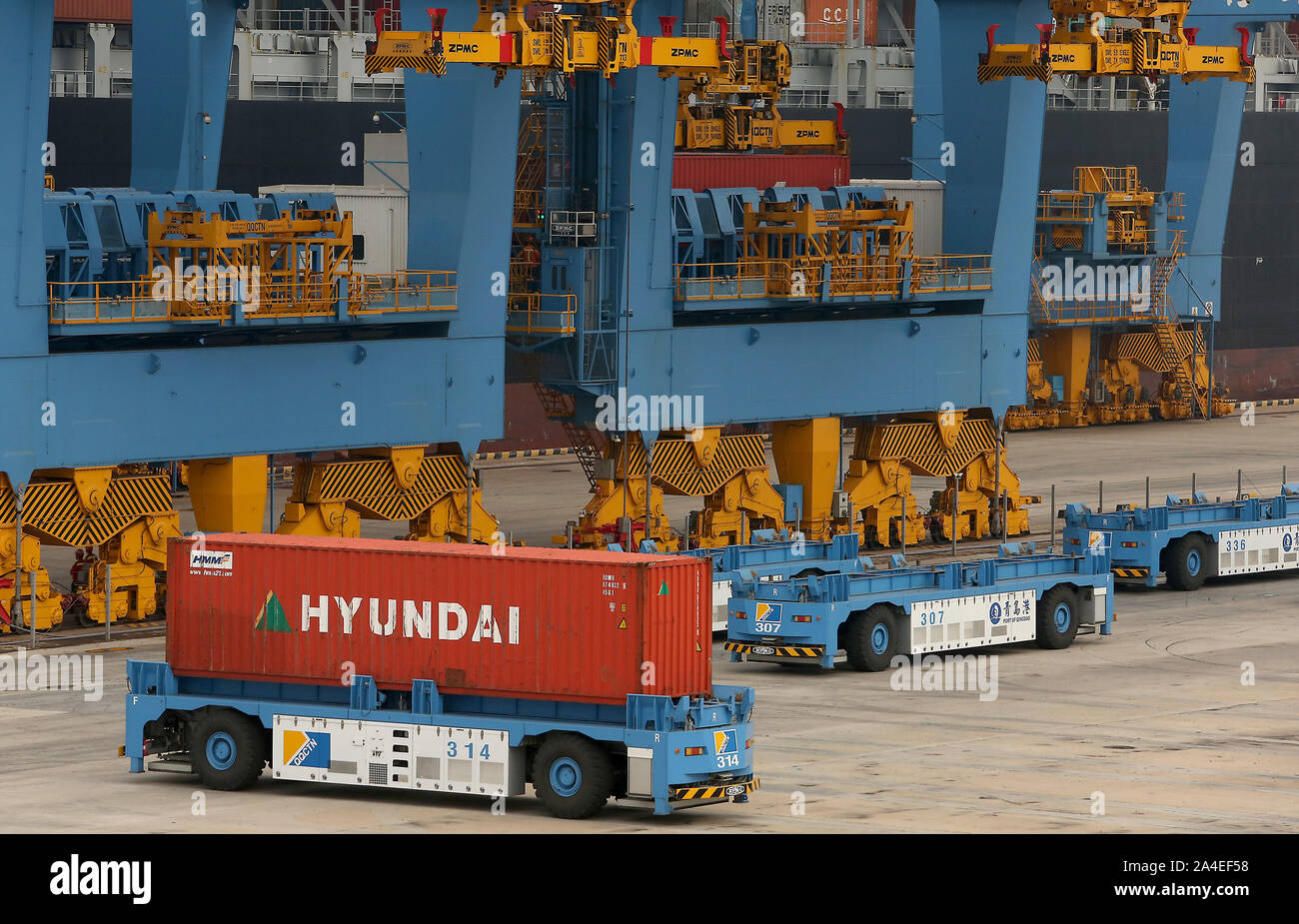 Automatic container cranes hi-res stock photography and images - Alamy