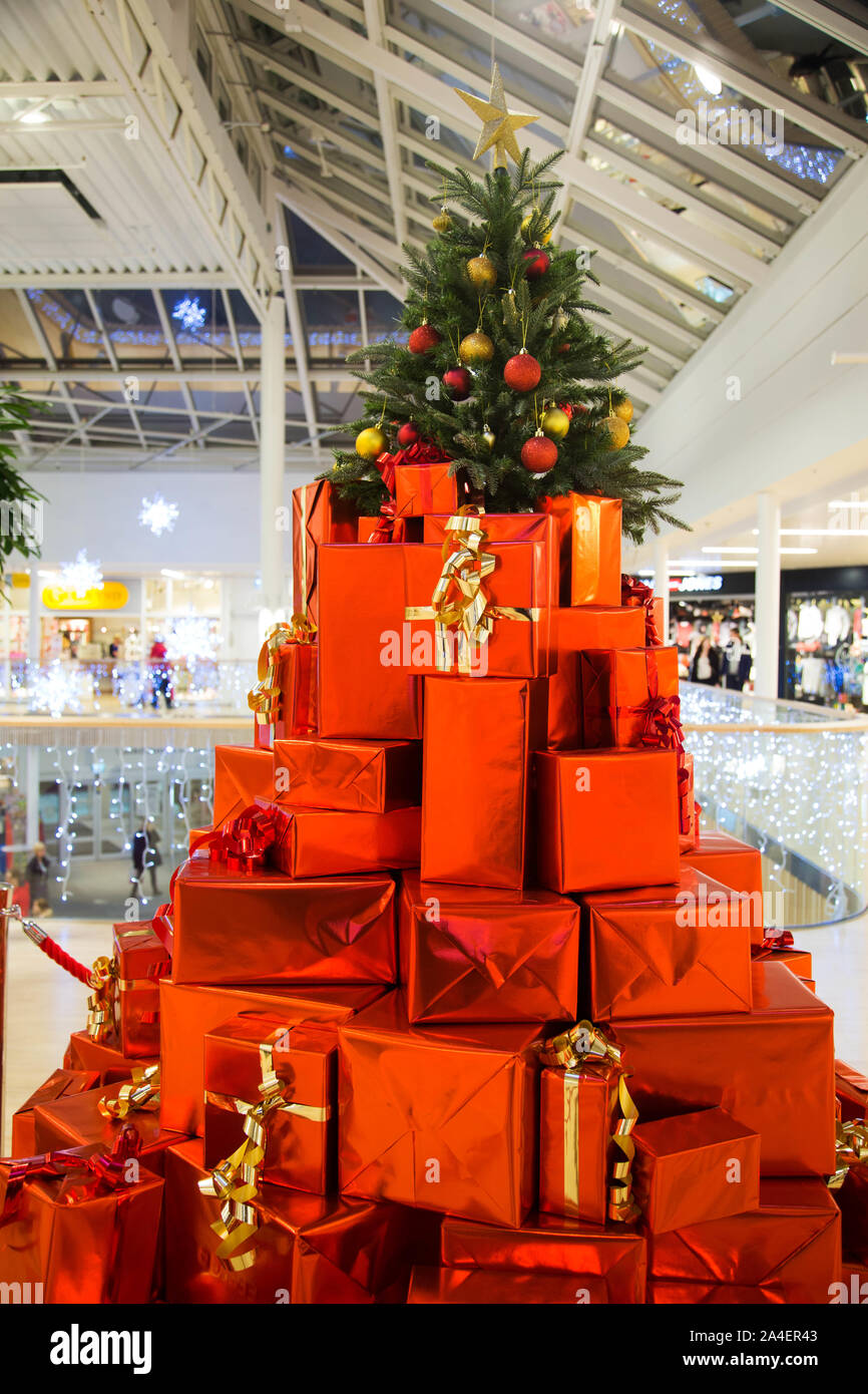 Tysons Galleria Shopping Mall in McLean, Virginia Editorial Photography -  Image of tree, decoration: 267043512