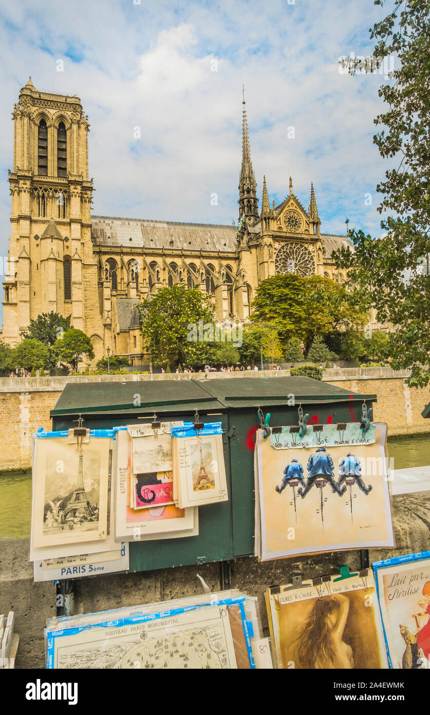antiquarian bookseller, bouquiniste stall, with notre dame cathedral in background Stock Photo