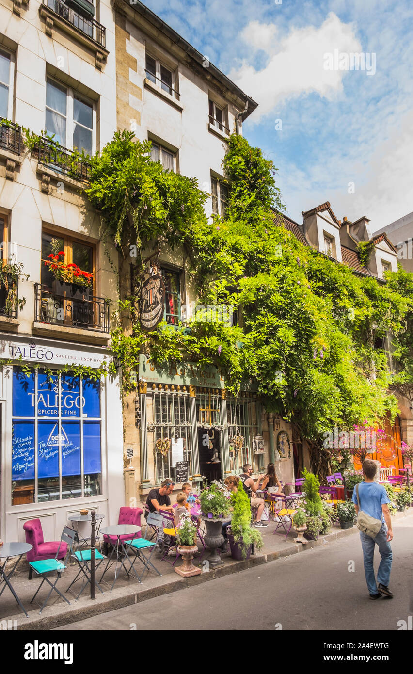 street scene in front of portuguese wine bar, food supply store and sidewalk cafe 'talego' Stock Photo