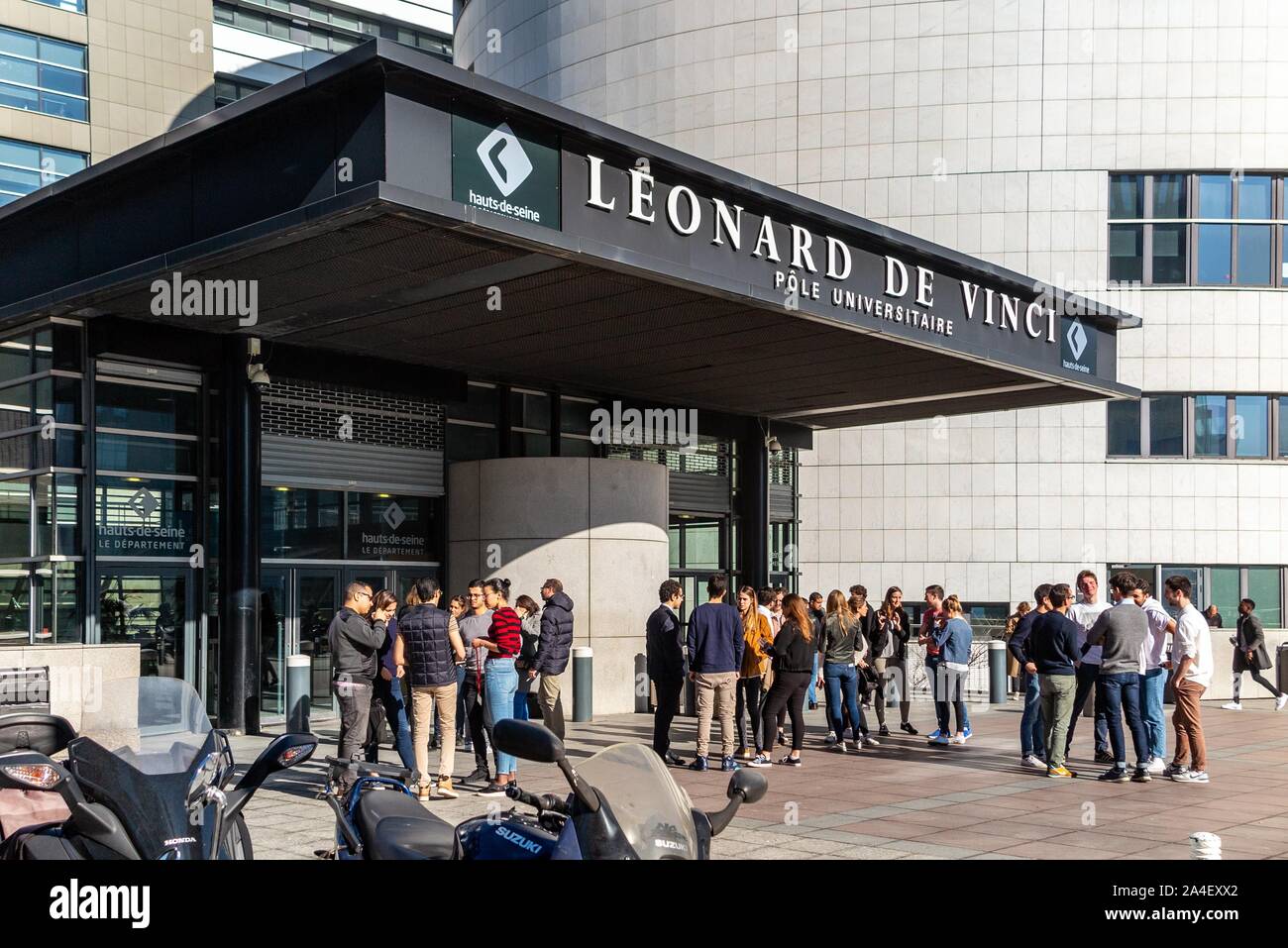 STUDENTS IN FRONT OF THE LEONARD DE VINCI UNIVERSITY, PARIS-LA DEFENSE, COURBEVOIE, FRANCE Stock Photo