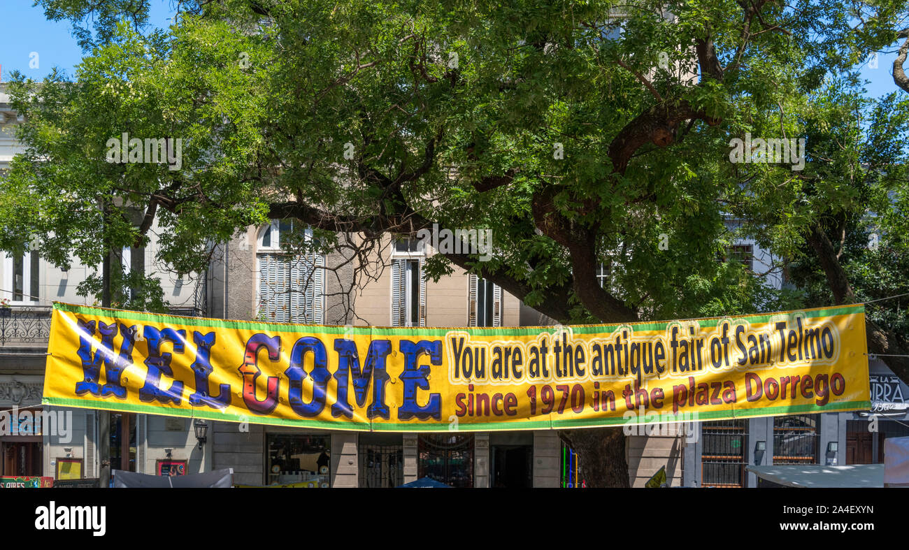 Welcome sign for the Feria de San Telmo, a Sunday market in the Plaza Dorrego, San Telmo, Buenos Aires, Argentina Stock Photo