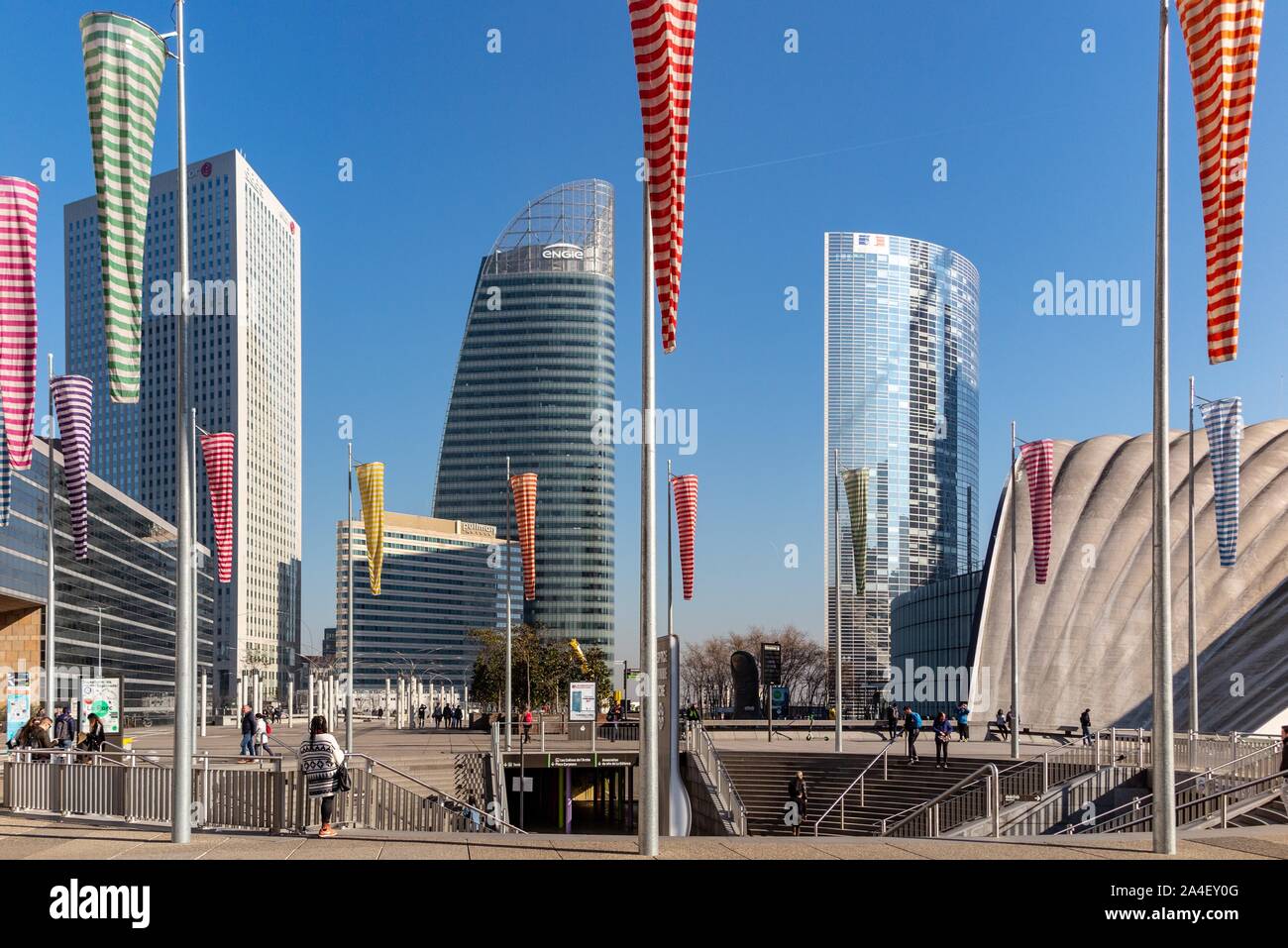 CNIT AND TOWERS OF THE ENGIE CORPORATION BUILDINGS BEHIND THE THE 'RONDE DES MANCHES À AIR', A WORK BY DANIEL BUREN, PARIS-LA DEFENSE, COURBEVOIE, FRANCE Stock Photo