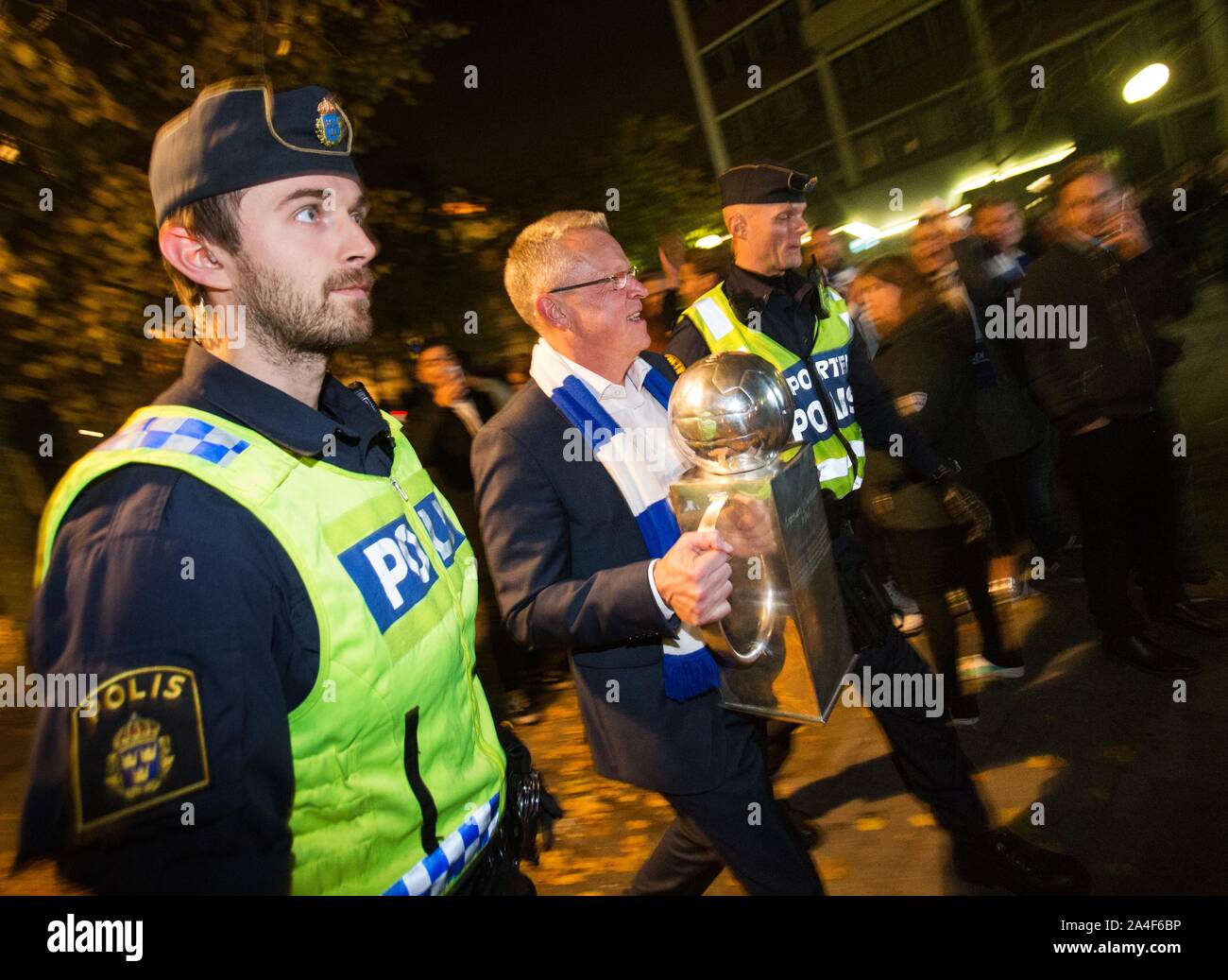 Over 20,000 fans on the German square in Norrköping celebrated the gold heroes of IFK Norrköping after the Swedish gold in football. Coach Janne Andersson with pokal. Photo Jeppe Gustafsson Stock Photo