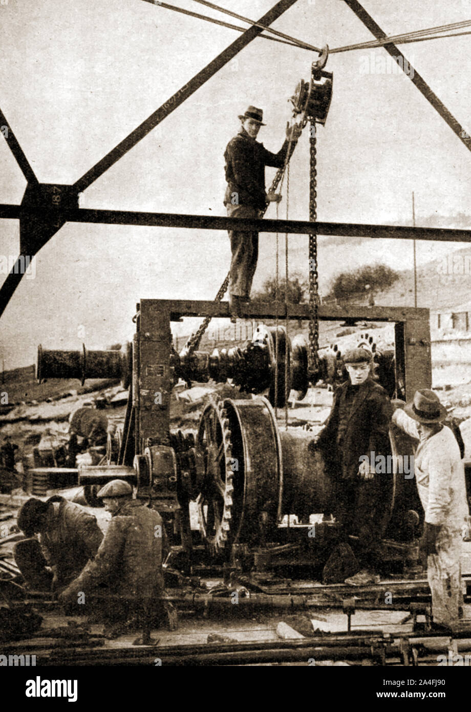 British oil deposits - A photograph showing men  drilling for oil at Portsdown Hill borehole  near Portsmouth 1936. Deposits were found in rocks but were declared not to be  profitable despite being driven down to  6556 feet (1998m) Stock Photo