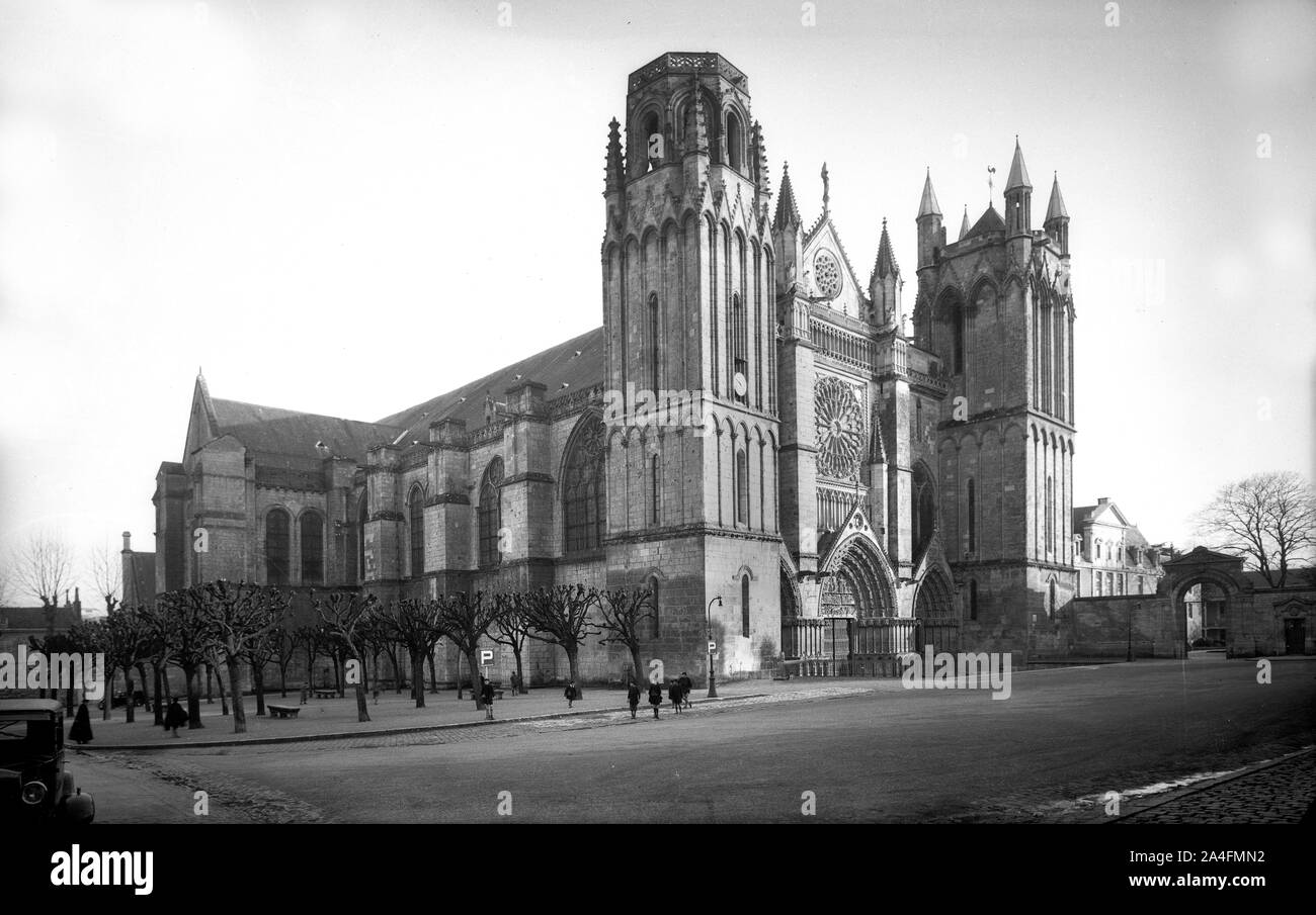 Poitiers Cathedral Street Scene, France 1920 Stock Photo