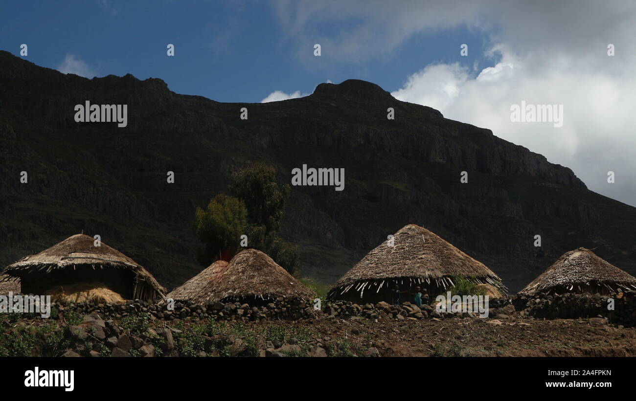 Africa mud huts african architecture hi-res stock photography and ...