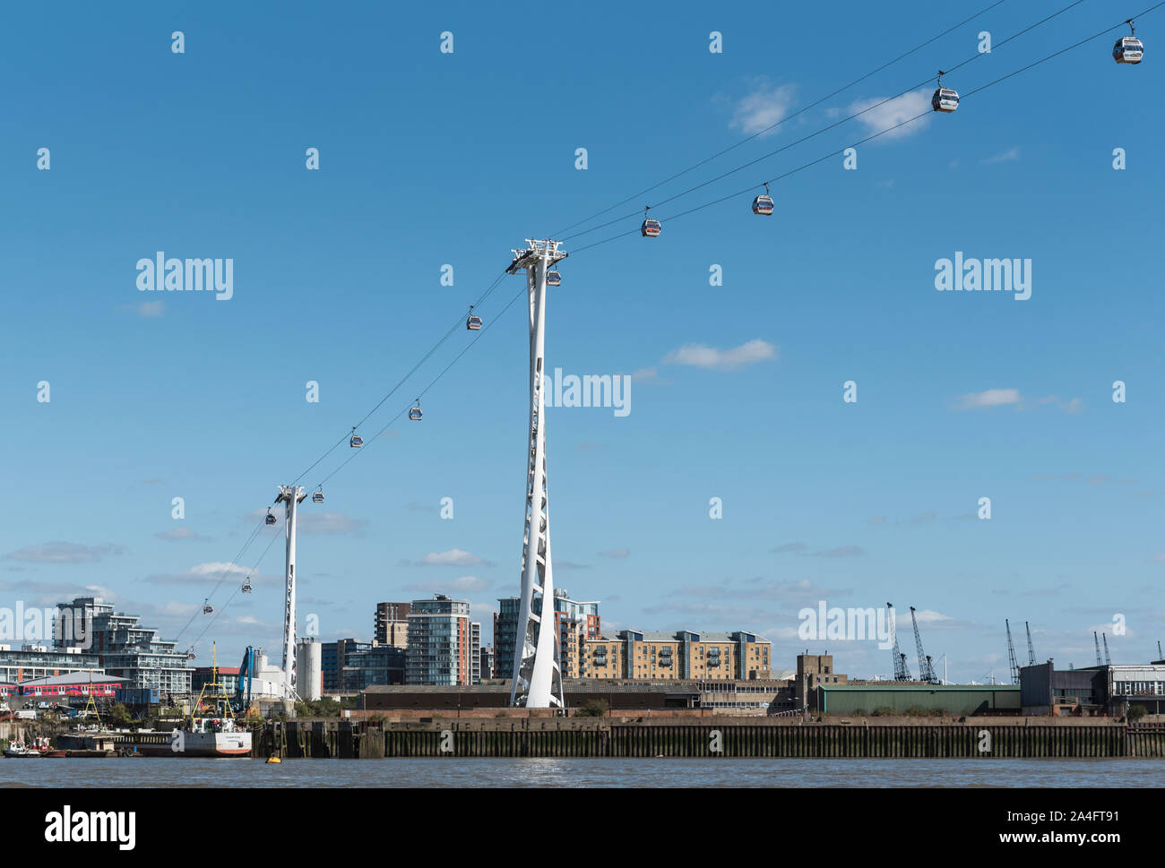 Emirates Cable Car Linking The Royal Docks To North Greenwich Stock emirates-cable-car-linking-the-royal-docks-to-north-greenwich-stock