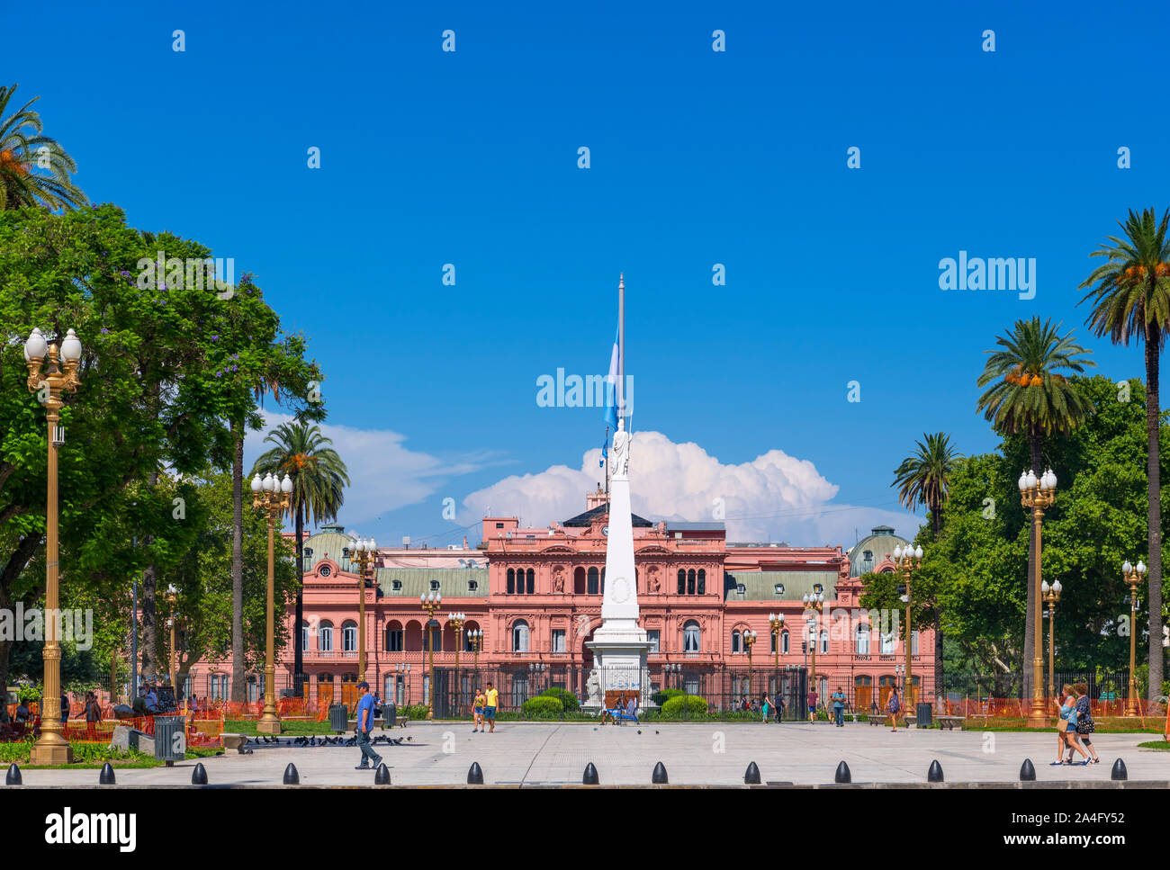 The Pirámide de Mayo and Casa Rosada (Pink House), office of the Argentinian President, Plaza de Mayo, Buenos Aires, Argentina Stock Photo