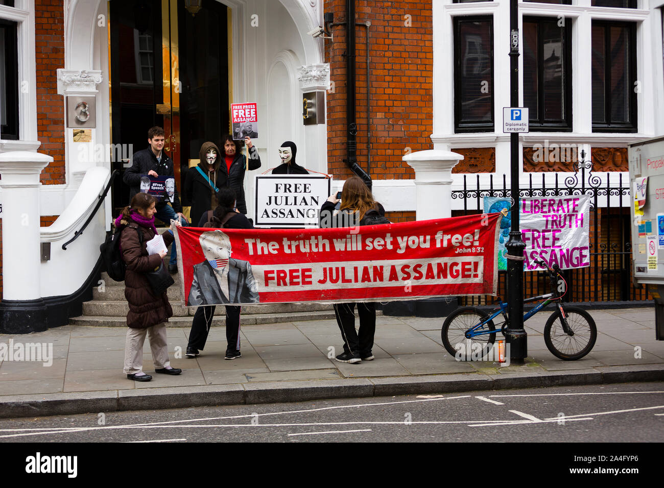 London, UK. Protesters take pictures on the steps of the Ecuadorean Embassy in Knightsbridge in anticipation of the departure of Julian Assange. Assan Stock Photo
