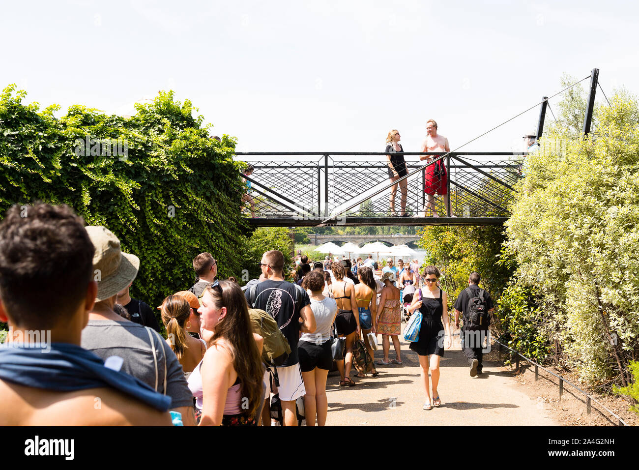 London, UK. A huge queue of would-be swimmers waits to get into the Lido in Hyde Park. Stock Photo