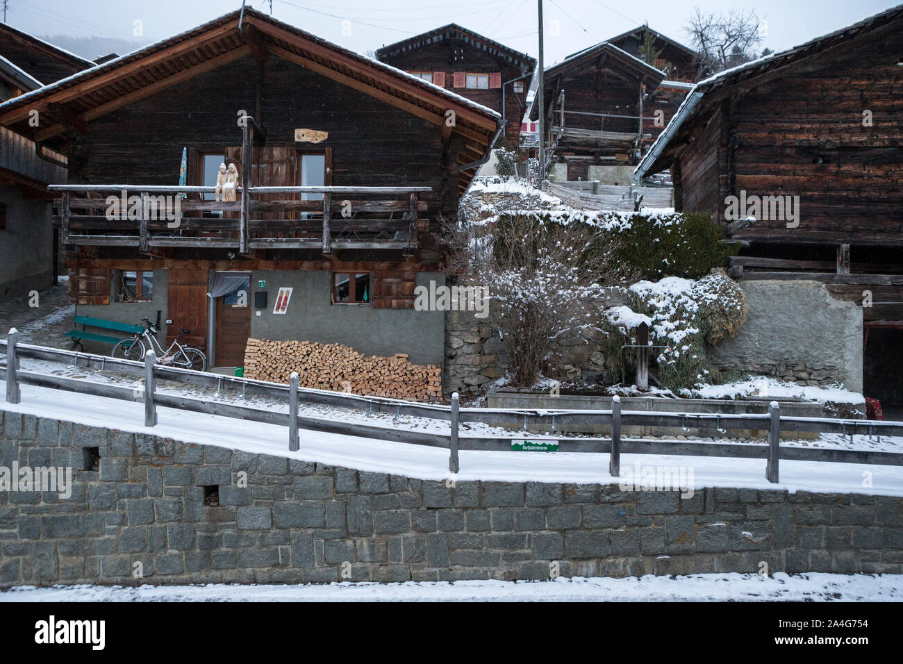 La village a Albinen, Valais, Suisse, le jeudi 30 novembre 2017. Les habitant de Albinen votent oui pour l'aide financiere aux nouveaux venus qui viendraient vivre dans ce village de 240 habitants. (Photo: Dominic Steinmann). Stock Photo
