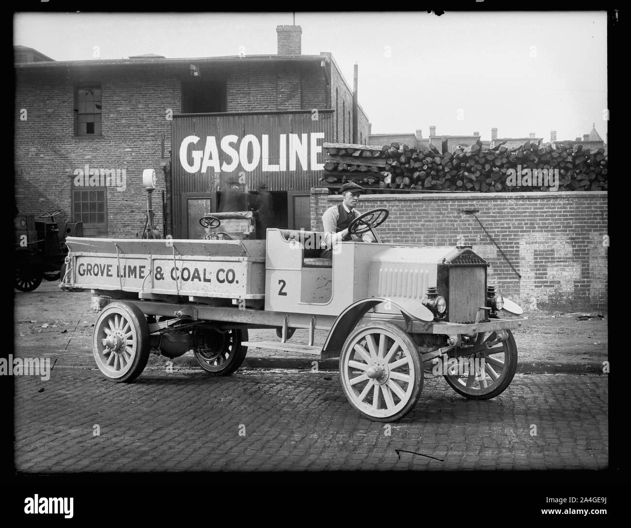 Autoscene Lumpy's Coal Company Truck - HO Scale Model With Figures For Train Displays