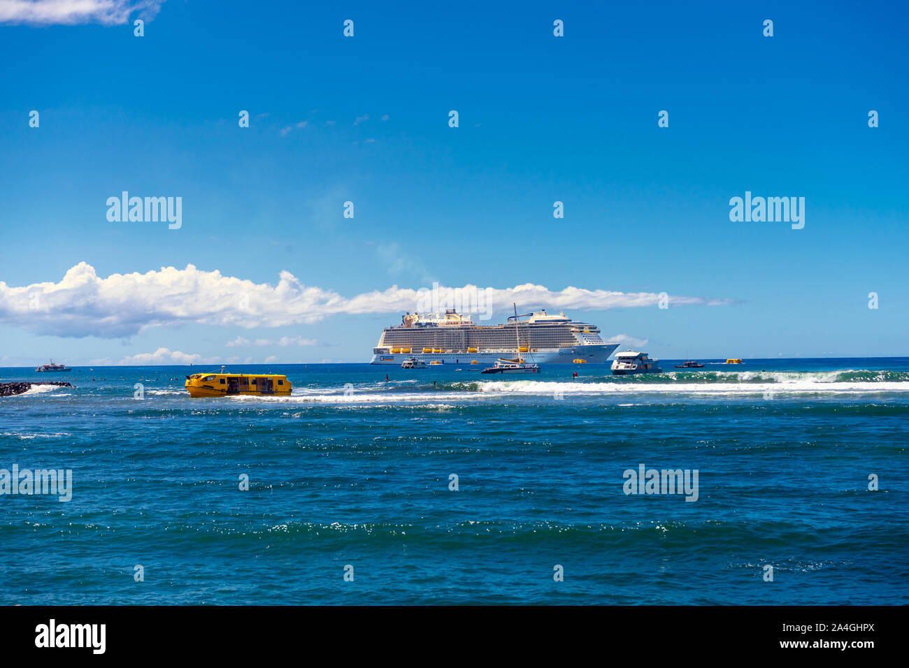 Ovation of the seas hi-res stock photography and images - Alamy