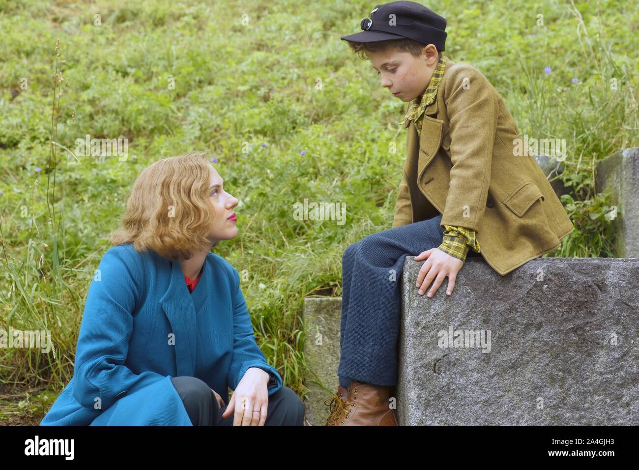 JOJO RABBIT, from left: Scarlett Johansson, Roman Griffin Davis, 2019 ...