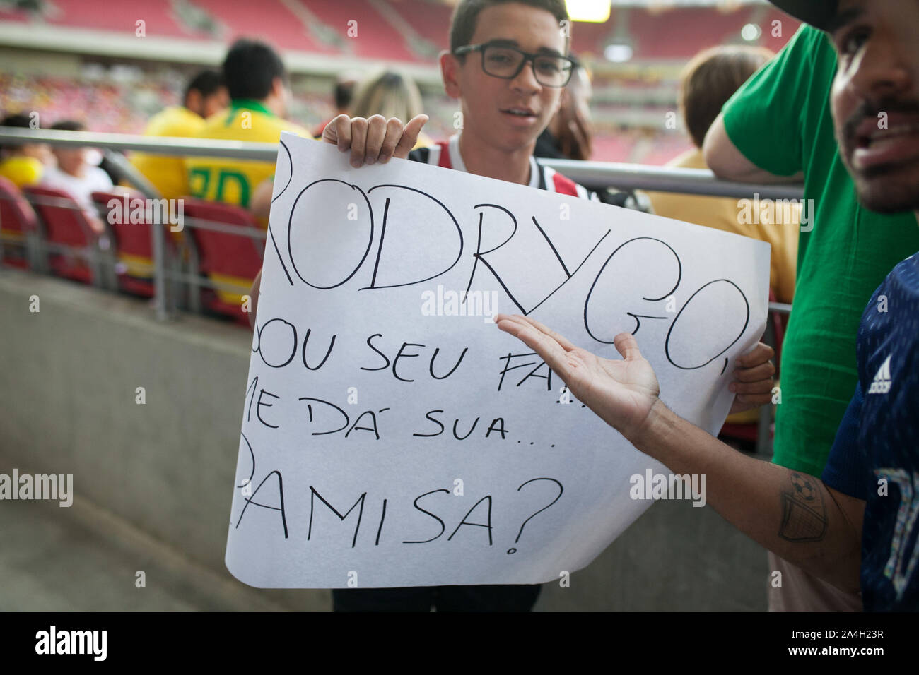 SÃO LOURENÇO DA MATA, PE - 14.10.2019: AMISTOSO SELEÇÃO BRASIL X JAPÃO SUB23 - Supporter and his poster during the friendly between the Brazil-Japan Olympic Team, which took place on Monday (14) at the Arena Pernambuco, in São Lourenço da Mata/PE, and ended in the defeat of the Brazilian Under-23 by 3x2. (Photo: Thiago Lemos/Fotoarena) Stock Photo