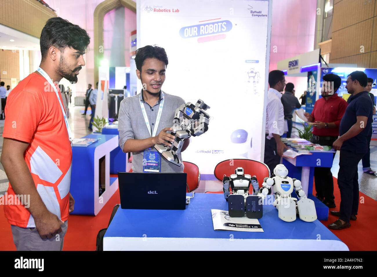 191015) -- DHAKA, Oct. 15, 2019 (Xinhua) -- A man shows a digital device at  a stall during the "Digital Device and Innovation Expo 2019" in Dhaka,  Bangladesh, on Oct. 14, 2019.