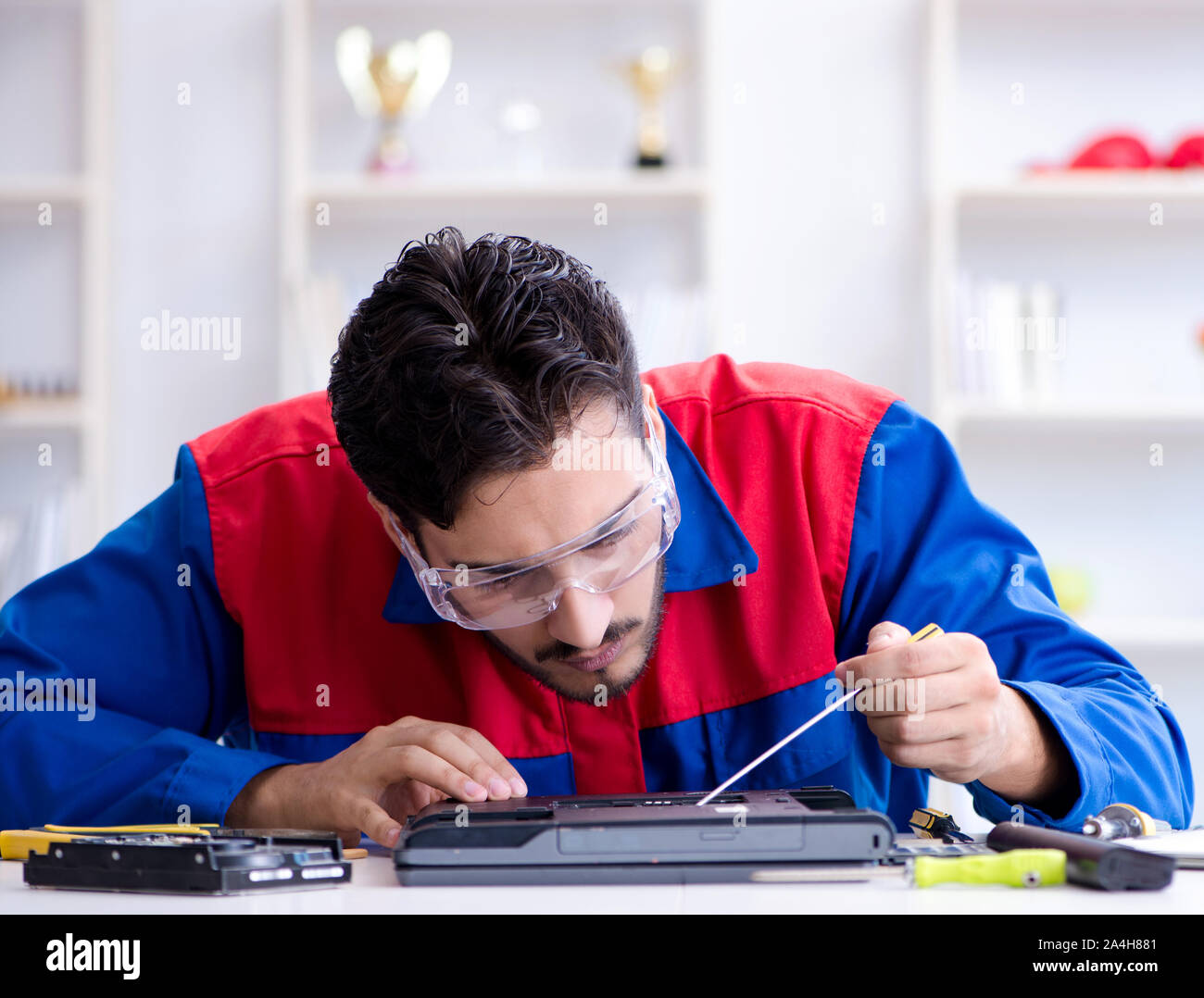 Repairman working in technical support fixing computer laptop troubleshooting Stock Photo