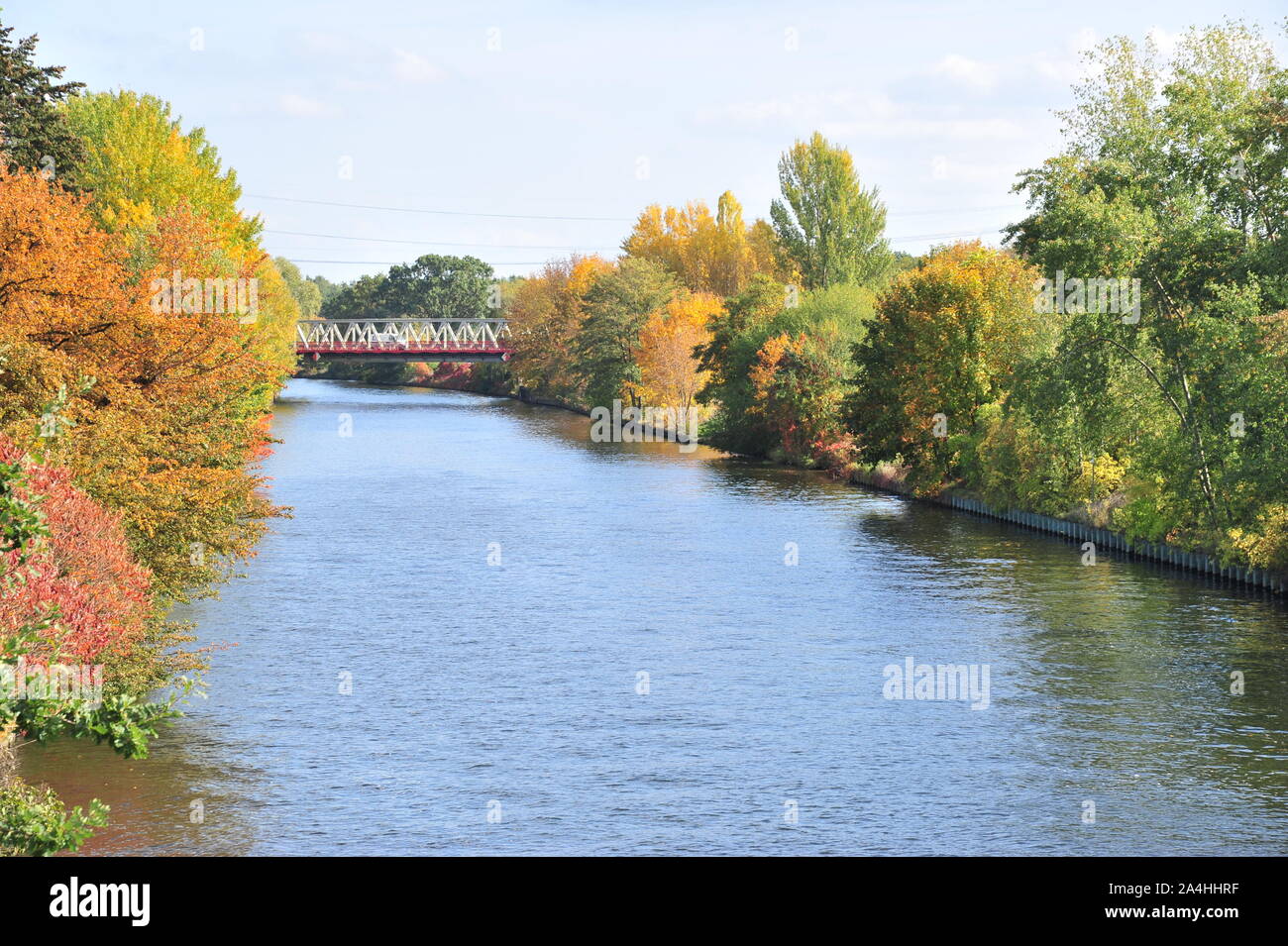 Herbstlaub am Britzer Verbindungskanal in Berlin Neukölnn Stock Photo