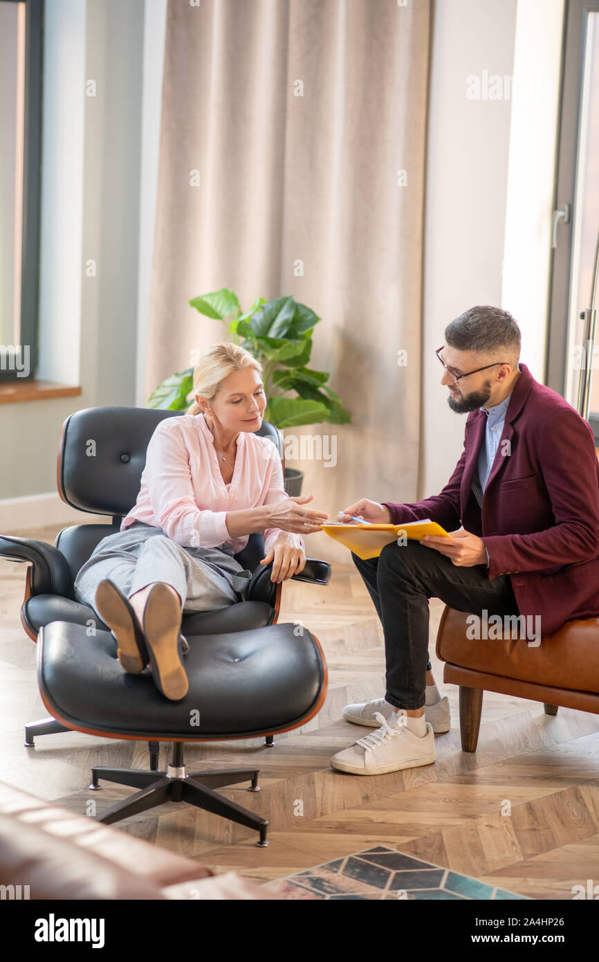 Bearded psychologist assisting woman with her anxiety Stock Photo Alamy