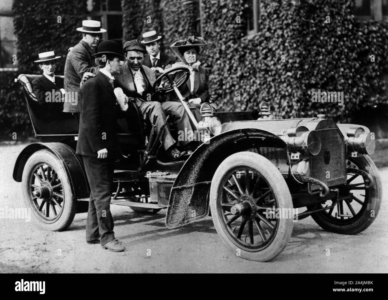 1905 Peerless type 10 with Barney Oldfield Stock Photo - Alamy