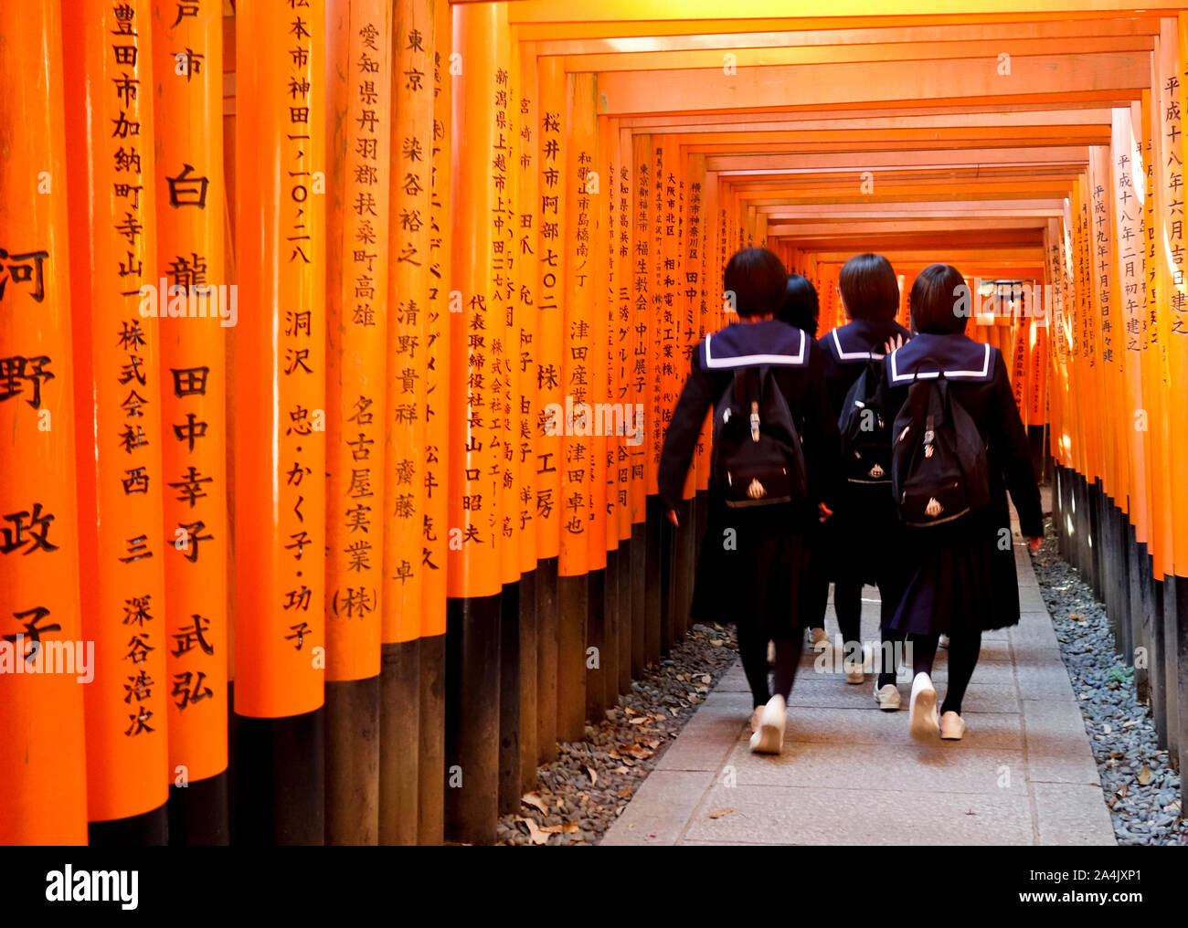Students walking through the temple Fushimi Inari, Kyoto, November 2014 Stock Photo