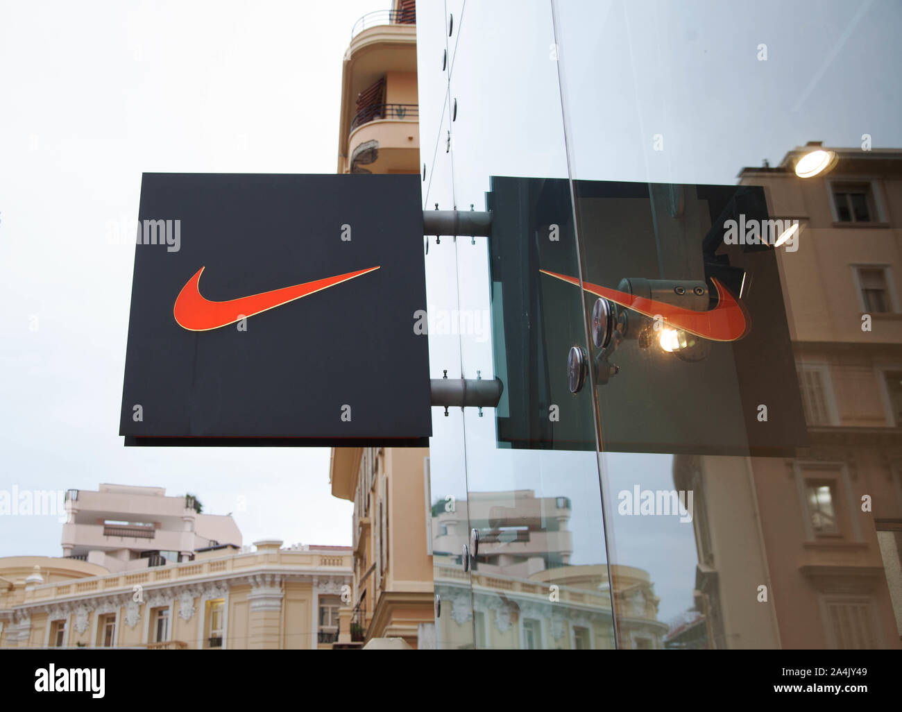 intersección A bordo Enorme Nike store in Monte Carlo, Monaco.Photo Jeppe Gustafsson Stock Photo - Alamy