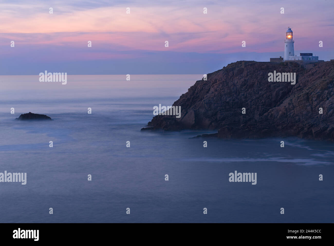 Leuchtturm Insel im Abendlich Stock Photo