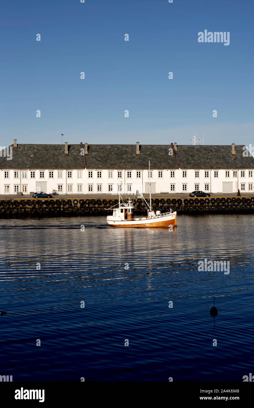 Boats sea water buildings hi-res stock photography and images - Alamy