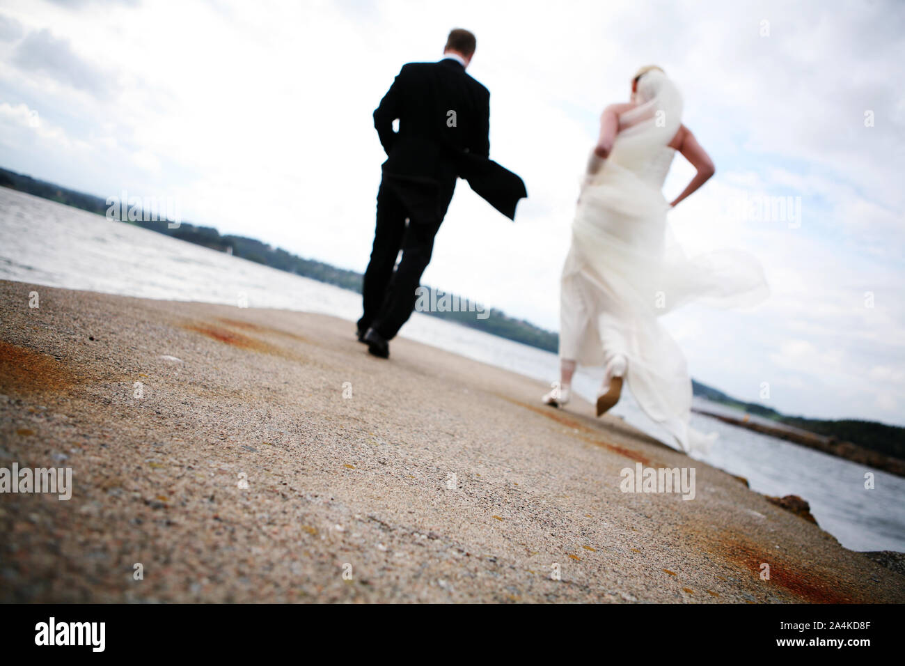 2 people walking back view hi-res stock photography and images - Alamy