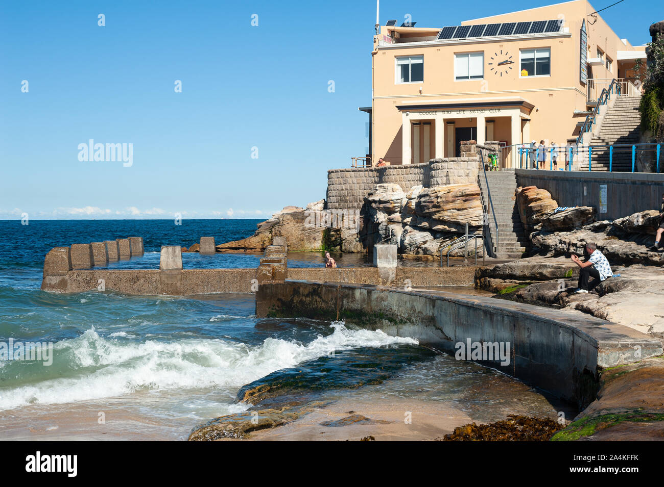 24.09.2019, Sydney, New South Wales, Australia - Ross Jones Memorial Pool at Coogee Beach and the building of the Coogee Surf Life Saving Club. Stock Photo