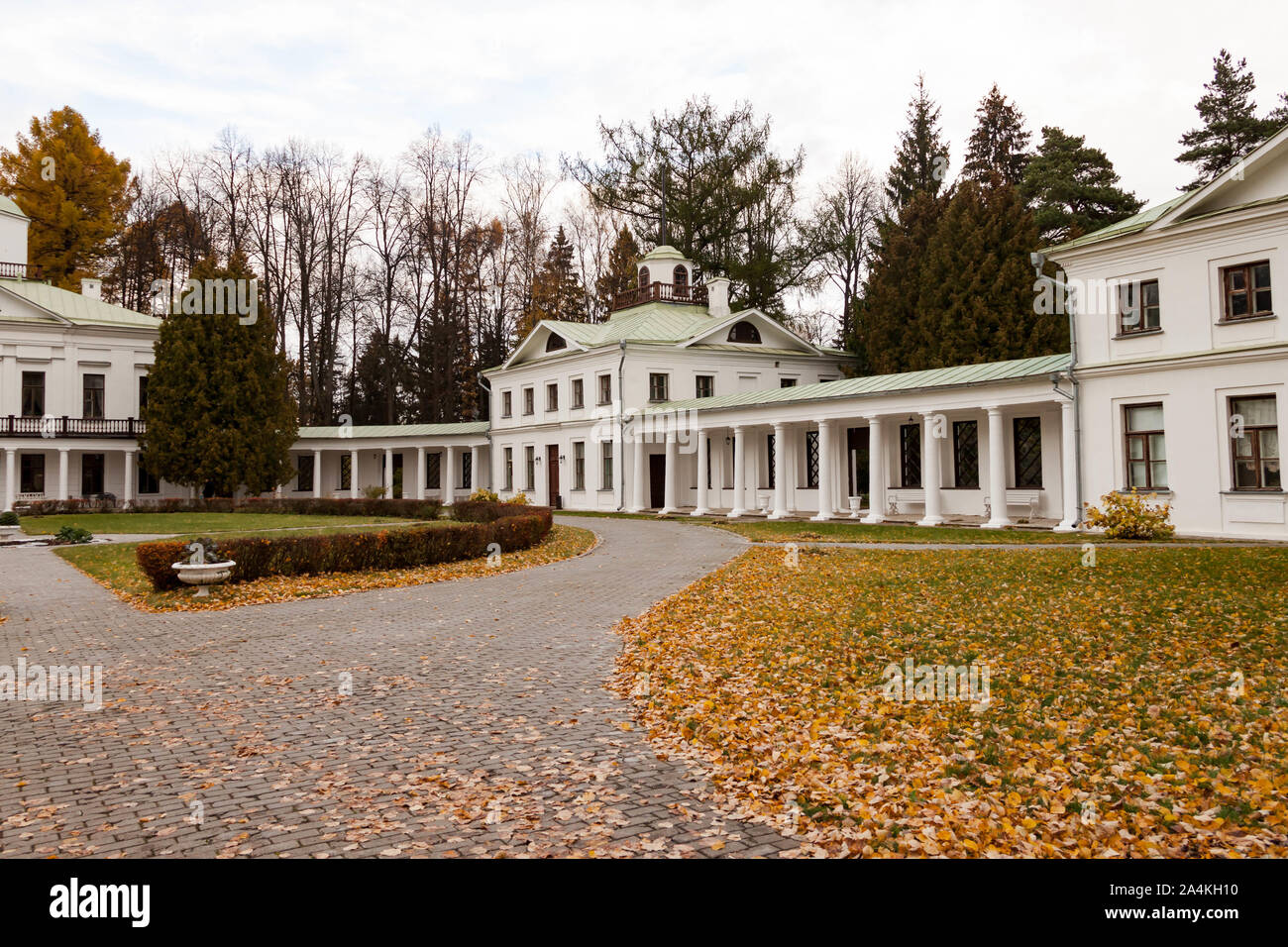Russia Moscow Region October 13 2019 Beautiful Autumnal View Of The Manor Serednikovo In Firsanovka At Fall Stock Photo Alamy