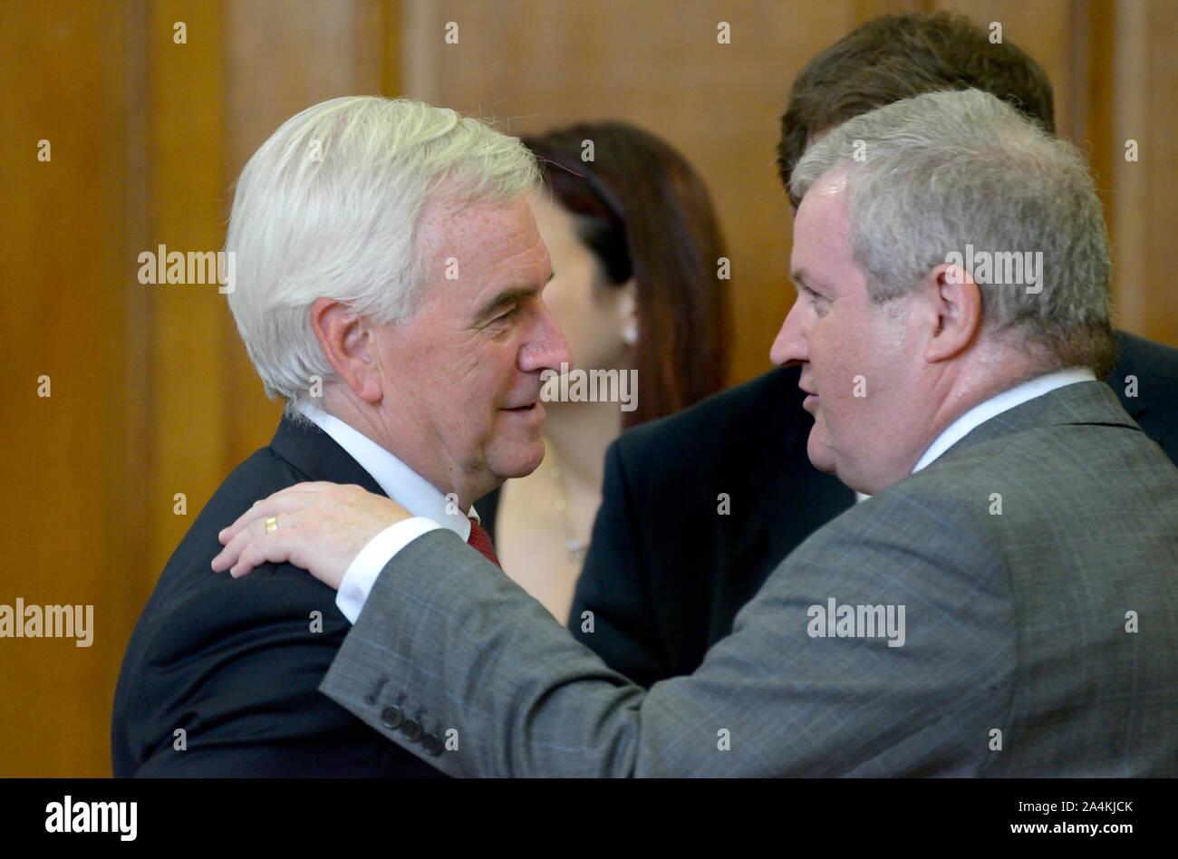 John McDonnell MP (Lab: Hayes and Harlington) talking to Ian Blackford MP (SNP: Ross, Skye and Lochaber) at the Church House Declaration, 27th August Stock Photo