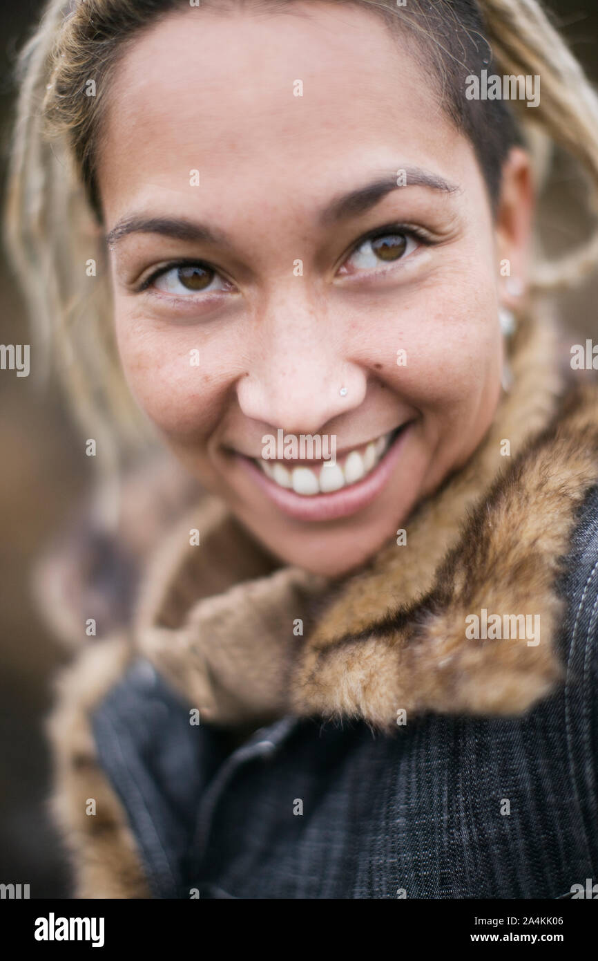 Women wearing fur coats hi-res stock photography and images - Alamy