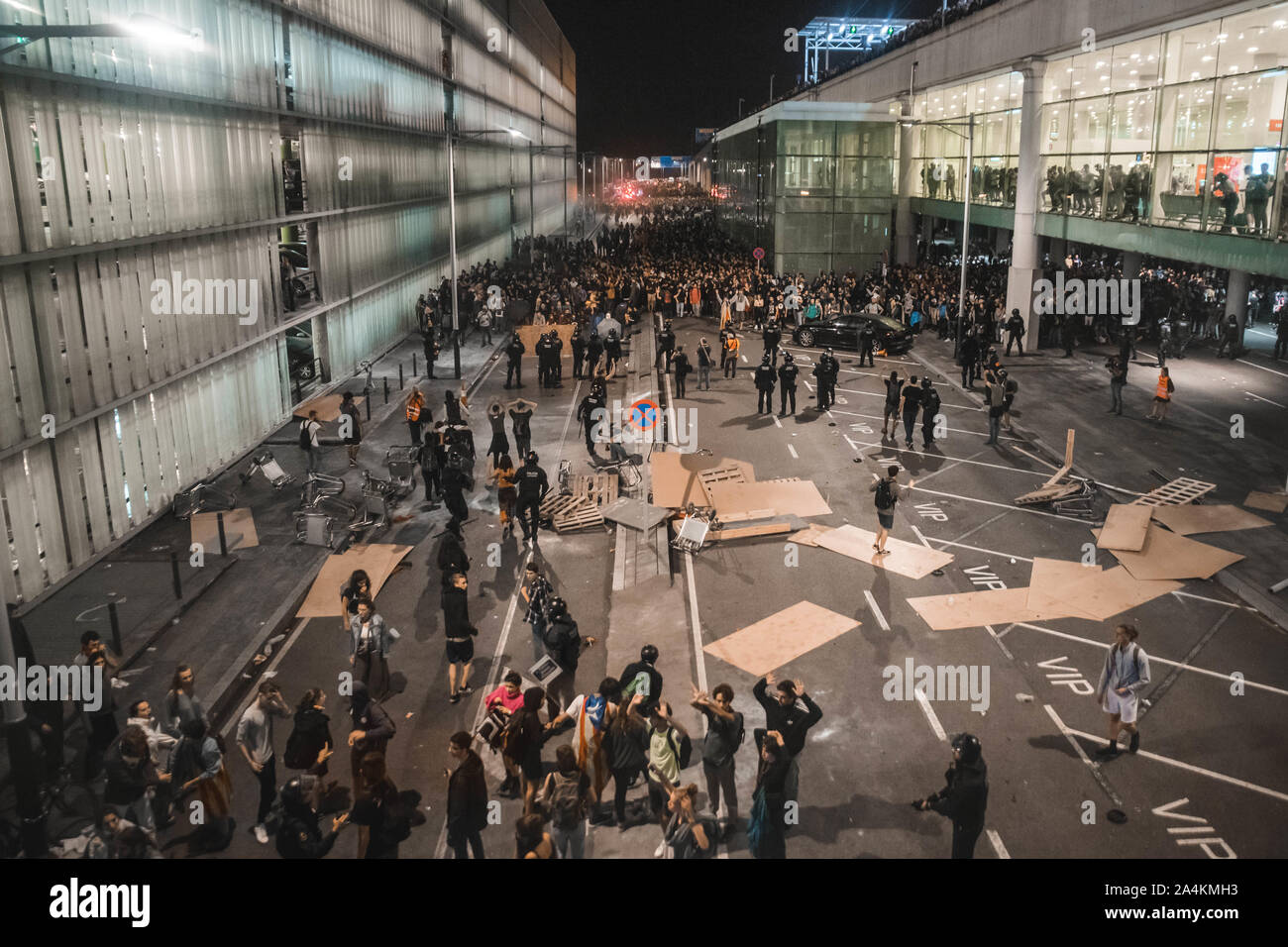 Manifestantes bloquean el Aeropuerto de Barcelona en respuesta a la condena a los líderes independentista catalanes. Stock Photo