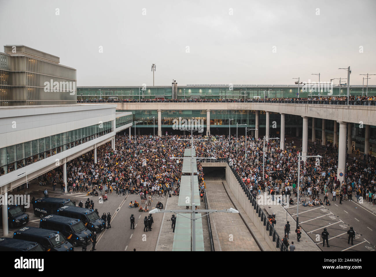 Manifestantes bloquean el Aeropuerto de Barcelona en respuesta a la condena a los líderes independentista catalanes. Stock Photo