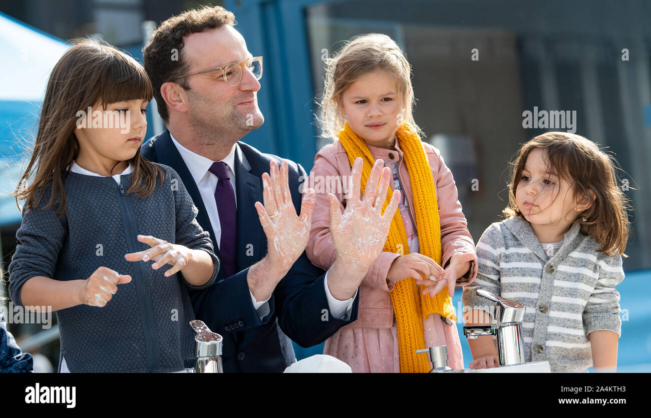 15 October 2019, International, Berlin: Jens Spahn (CDU), Federal Minister of Health, washes his hands together with children from a Berlin kindergarten on the World Day of Hand Washing. Thorough hand washing is an effective protection against many infectious diseases. A nationwide campaign launched by Federal Health Minister Jens Spahn on this year's World Hand Washing Day points this out. Photo: Bernd von Jutrczenka/dpa Stock Photo