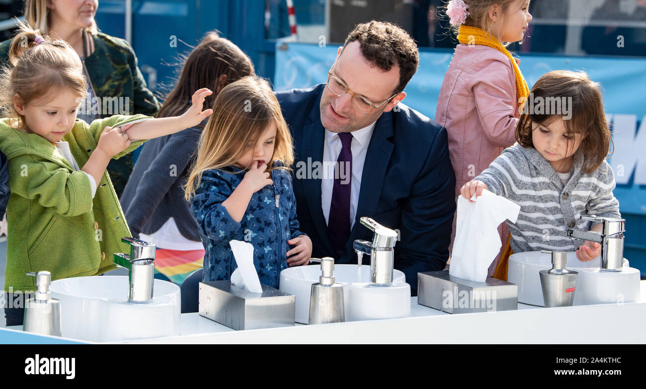 15 October 2019, International, Berlin: Jens Spahn (CDU), Federal Minister of Health, washes his hands together with children from a Berlin kindergarten on the World Day of Hand Washing. Thorough hand washing is an effective protection against many infectious diseases. A nationwide campaign launched by Federal Health Minister Jens Spahn on this year's World Hand Washing Day points this out. Photo: Bernd von Jutrczenka/dpa Stock Photo