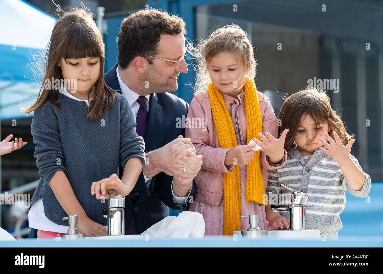 15 October 2019, International, Berlin: Jens Spahn (CDU), Federal Minister of Health, washes his hands together with children from a Berlin kindergarten on the World Day of Hand Washing. Thorough hand washing is an effective protection against many infectious diseases. A nationwide campaign launched by Federal Health Minister Jens Spahn on this year's World Hand Washing Day points this out. Photo: Bernd von Jutrczenka/dpa Stock Photo