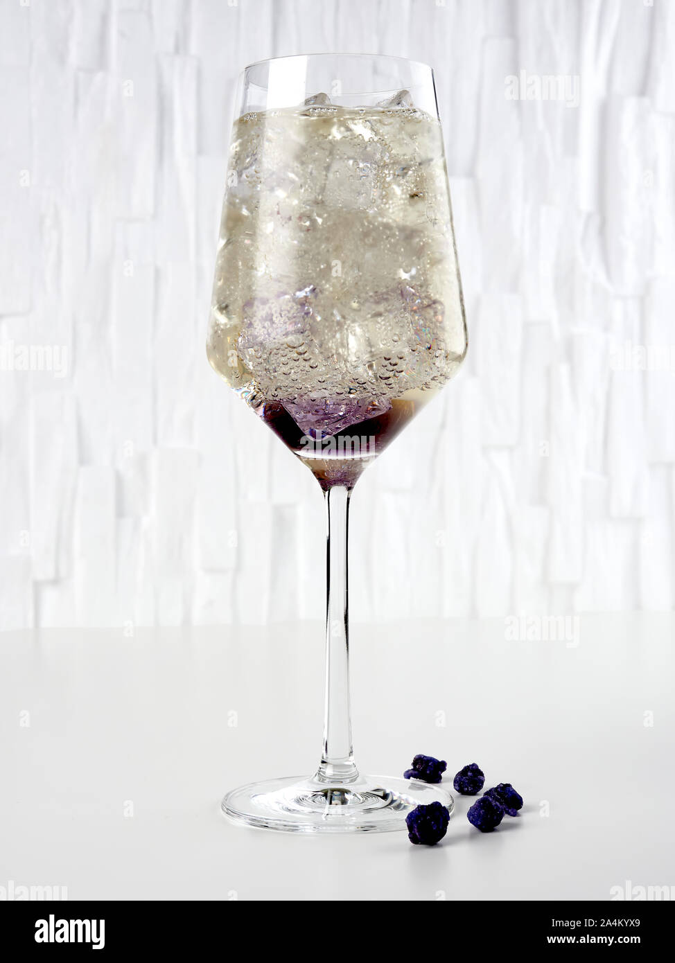 Violet spritz: a classic spritz flavored with crème de Violette, also known as liqueur de Violette Stock Photo