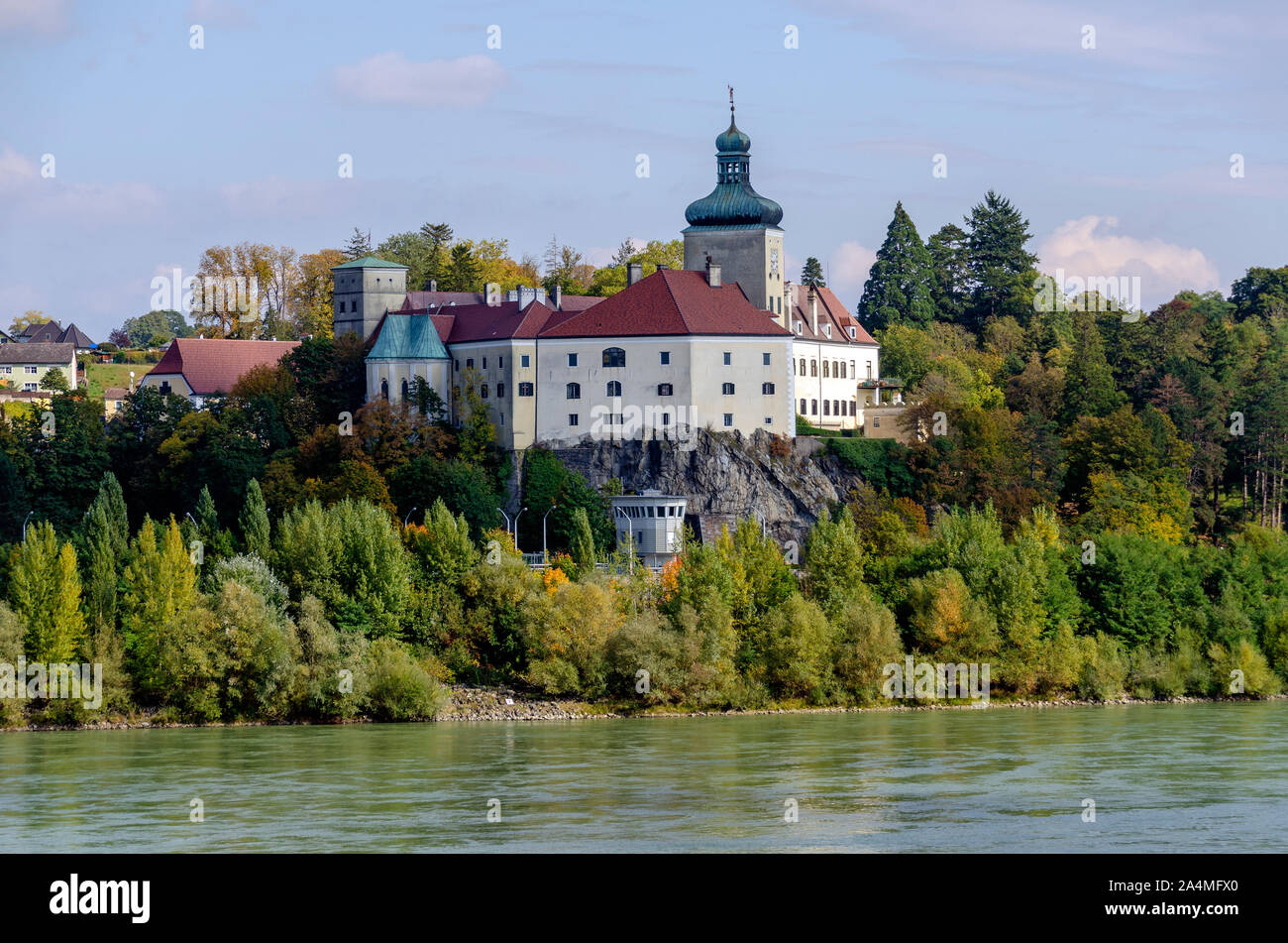 palace Persenbeug above the river Danube and the lockhouse Stock Photo