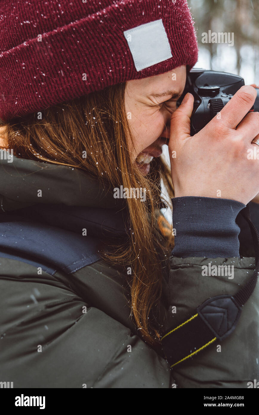 Woolly hat and snow and woman hi-res stock photography and images - Alamy