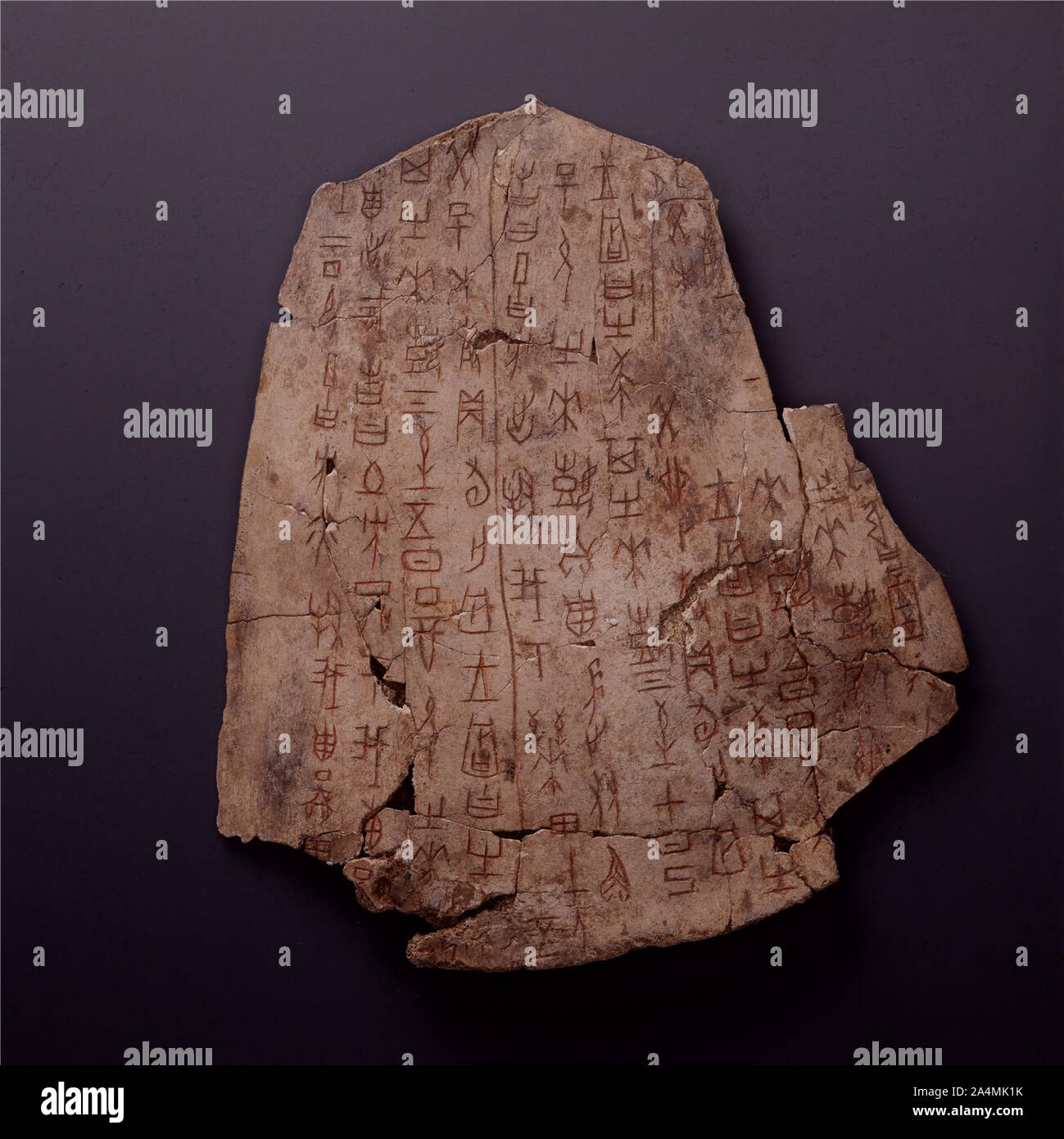 Oracle bones chinese hires stock photography and images Alamy