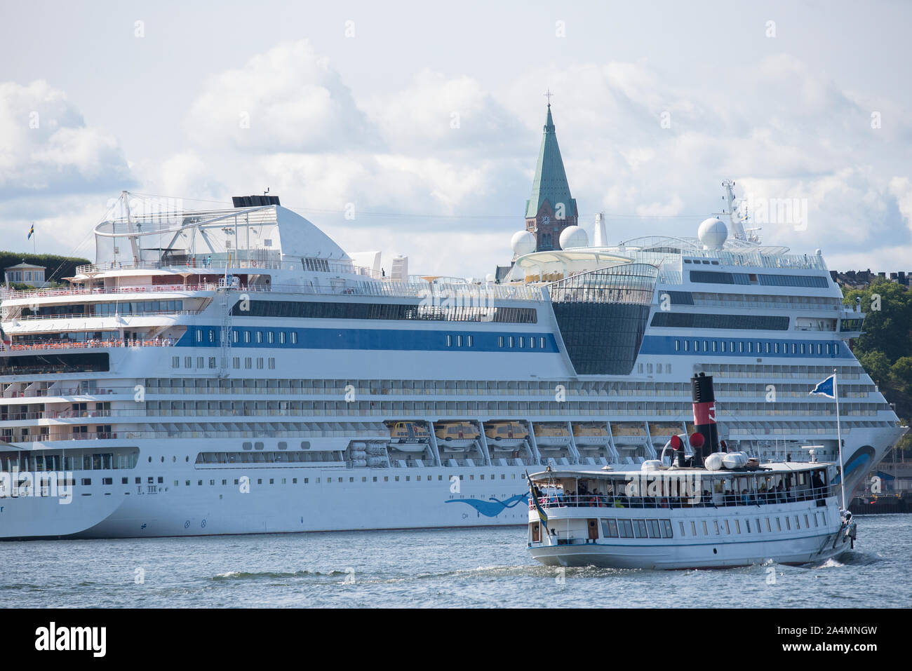 Cruise boat image hi-res stock photography and images - Alamy