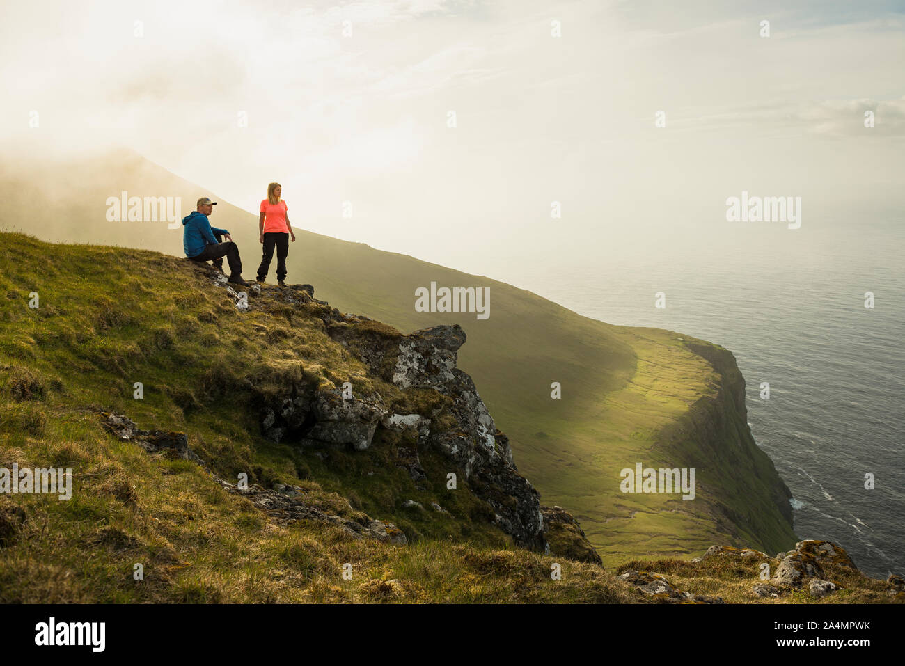 Back view couple hikers hi-res stock photography and images - Alamy