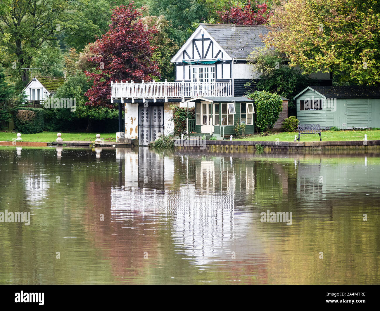 House with Boathouse, Autumn Landscape, River Thames, Caversham, Reading, Berkshire, England, UK, GB. Stock Photo