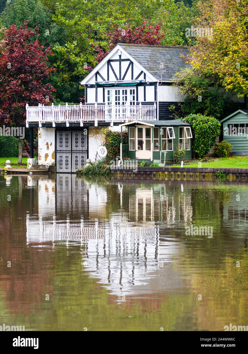 House with Boathouse, Autumn Landscape, River Thames, Caversham, Reading, Berkshire, England, UK, GB. Stock Photo